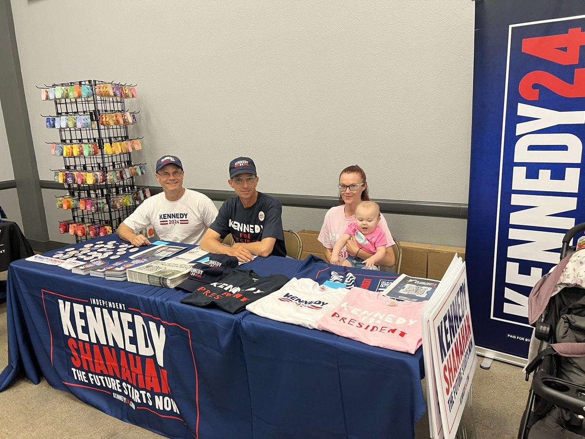 Me, my daughter &amp; the state Director for the Kennedy campaign, Wes Benedict this morning at the gun show in Port Lavaca, Texas. Click the link below to donate, buy merch and to find out more information. 
linkconnector.com/ta.php?lc=1670…