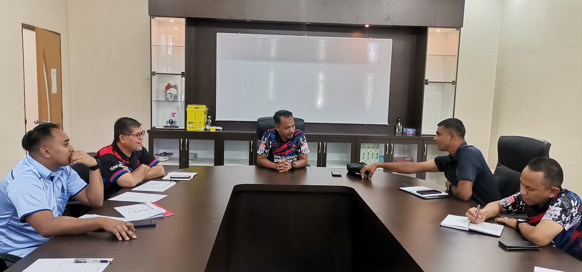 WismaLumut's tweet photo. Mesyuarat Kejohanan Sukan Antara WBL dan PERHEBAT berlangsung di Bilik Mesyuarat WBL. Objektif aktiviti adalah untuk mengeratkan hubungan 2 hala antara PERHEBAT dan TLDM. Semoga kejohanan ini berlangsung dengan jayanya. https://t.co/bgyZ1JfZbR