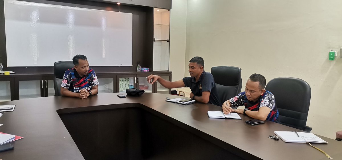 WismaLumut's tweet photo. Mesyuarat Kejohanan Sukan Antara WBL dan PERHEBAT berlangsung di Bilik Mesyuarat WBL. Objektif aktiviti adalah untuk mengeratkan hubungan 2 hala antara PERHEBAT dan TLDM. Semoga kejohanan ini berlangsung dengan jayanya. https://t.co/bgyZ1JfZbR