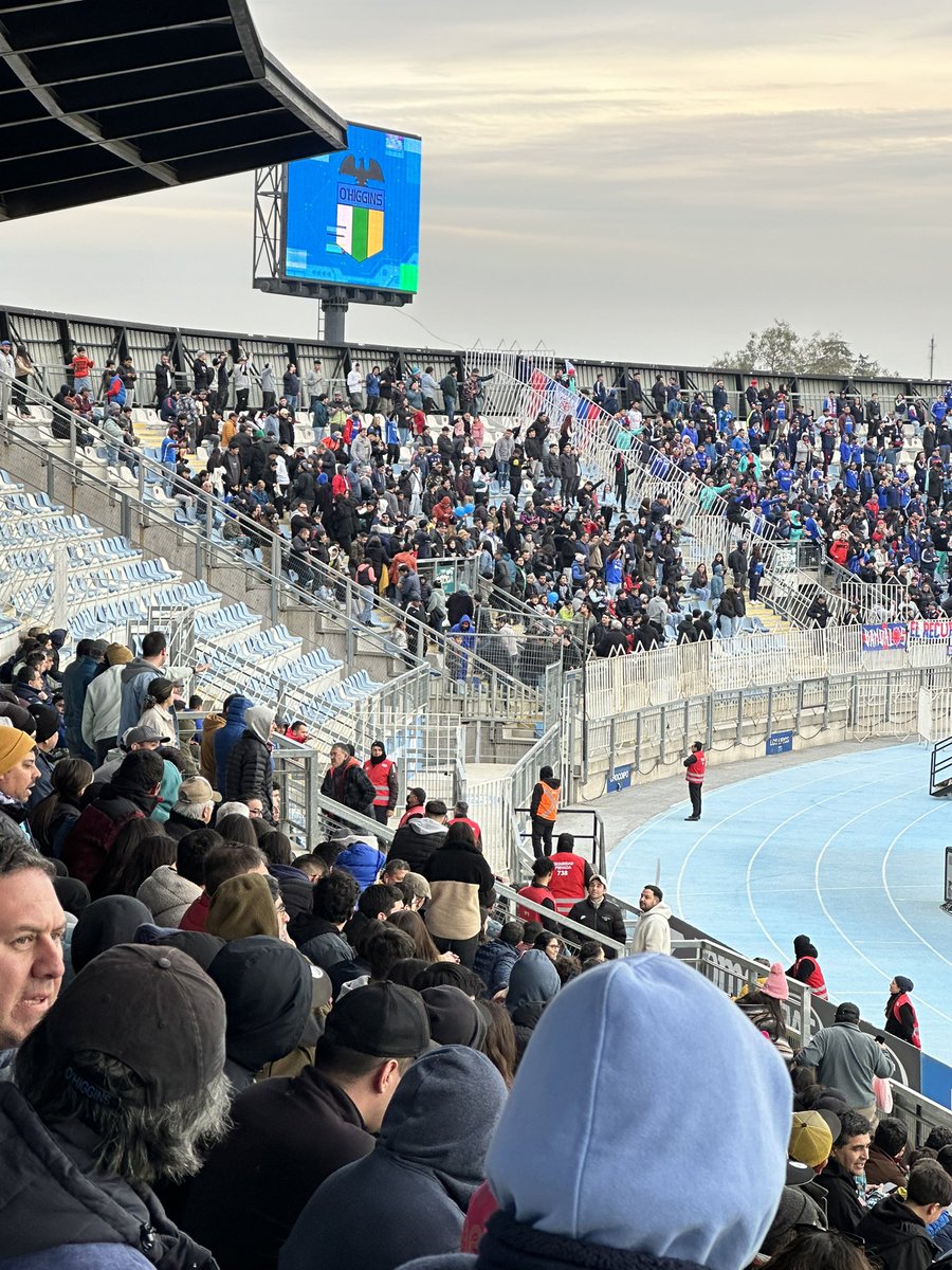kta_to's tweet photo. @EstadioSeguroCL como es posible que a esta cantidad de hinchas del equipo rival le sea permitido entrar como “local” https://t.co/yfmA0Vymzd