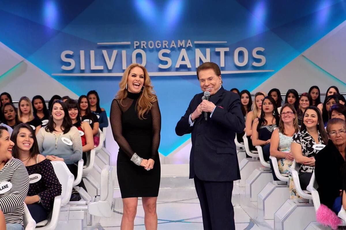 LuceroMexico's tweet photo. O grande Silvio Santos, uma das maiores lendas da televisão, vai embora hoje, deixando muitos corações tristes.

Descanse em paz o rei, a quem tive a enorme sorte de conhecer e compartilhar com ele em alguns de seus programas, verificando a enorme figura e ser humano que sempre foi. Sinto muito sua partida. 

Minhas mais profundas condolências à sua linda família e amigos, a todas as pessoas que cresceram com ele. Voe alto Silvio querido, seu legado sempre será lembrado com um grande sorriso e muito amor.
.
.
.

El gran Silvio Santos, una de las más grandes leyendas de la televisión, se va hoy, dejando muchos corazones tristes. 

Descanse en paz el rey, a quien tuve la enorme fortuna de conocer y compartir con él en algunos de sus programas comprobando la enorme figura y ser humano que fue siempre. Siento mucho su partida. 

Mi más sentido pésame a su linda familia y amigos, a todas las personas que crecieron con él. Vuela alto Silvio querido, tu legado será recordado por siempre con una gran sonrisa y mucho amor. 

#silviosantos 🕊️✨
#Brasil