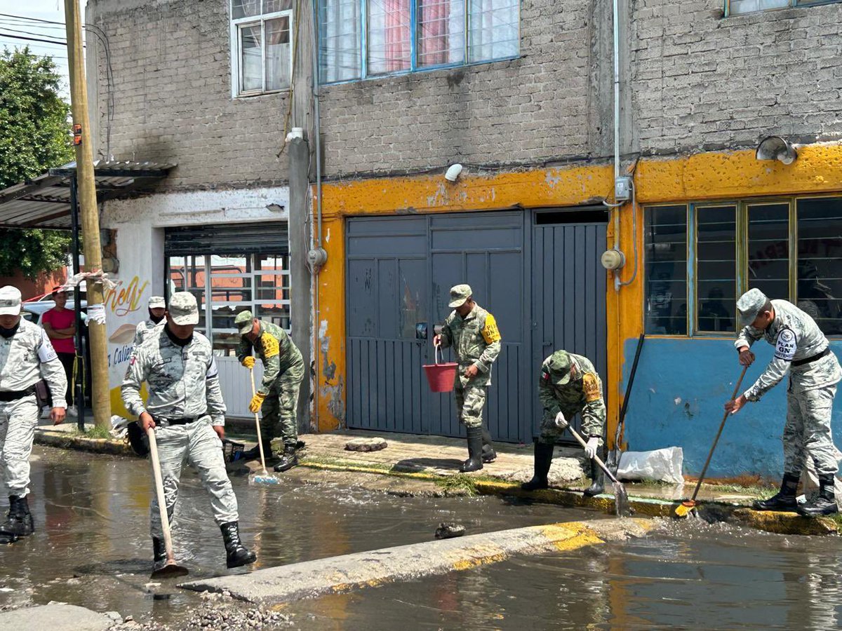 poloespejel's tweet photo. 🔴#Chalco Llegan estado de fuerza de 400 personas y 2 plantas potabilizadoras para atender contingencia de 600 vecinos de las colonias #CulturasDeMéxico y #Jacalones tras 15 días inundados con aguas negras. En el sitio @SEMAR_mx @SEDENAmx @GN_MEXICO_ @pciviledomex https://t.co/35F9cLyrJs