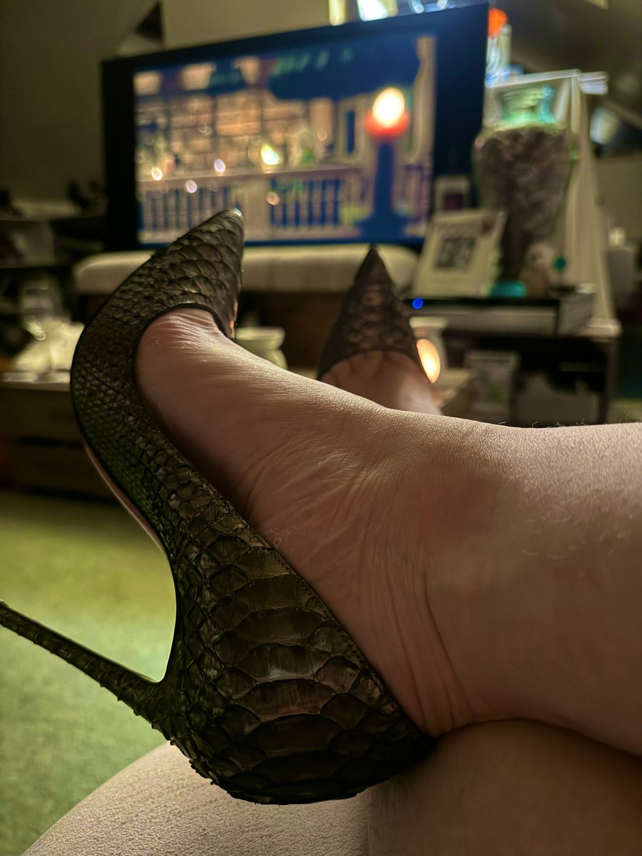 Sofiastease's tweet photo. As if I’m sat here naked from the waist down in 🐉 dragon Louboutins watching the house of the dragon 🤣

#HouseOfTheDragon #footfetısh #highheels #mydragon #dragonrider #heels https://t.co/uXVBD53NM6