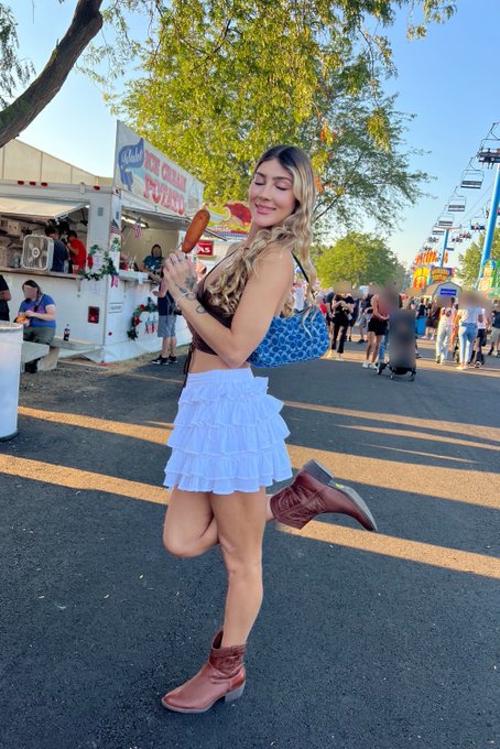 my corn dog is bigger than you are 🤣 https://t.co/Qt9HsBK7QH
