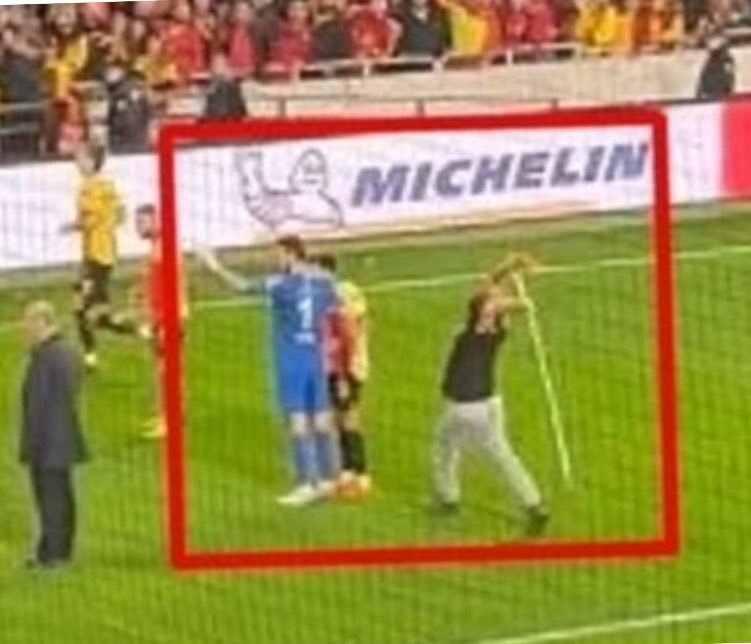 Göztepe taraftarı Altay maçında futbolcunun kafasına korner sopasıyla vurması sonucu karşılaşma tatil edilmişti.

Göztepe yöneticisi bu sefer Fenerbahçe maçında Fenerbahçe başkanı Ali Koç’a saha ortasında ittirip yere düşürüyor.

NE CEZA VERECEĞİNİZİN TAKİPÇİSİ OLACAĞIZ! <a href="/TFF_Org/">TFF</a>