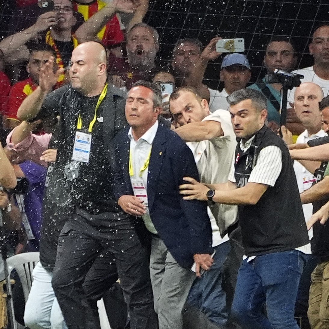 AltayAjans's tweet photo. Göztepe taraftarı Altay maçında futbolcunun kafasına korner sopasıyla vurması sonucu karşılaşma tatil edilmişti.

Göztepe yöneticisi bu sefer Fenerbahçe maçında Fenerbahçe başkanı Ali Koç’a saha ortasında ittirip yere düşürüyor.

NE CEZA VERECEĞİNİZİN TAKİPÇİSİ OLACAĞIZ! @TFF_Org https://t.co/bQ2lMkl5OG