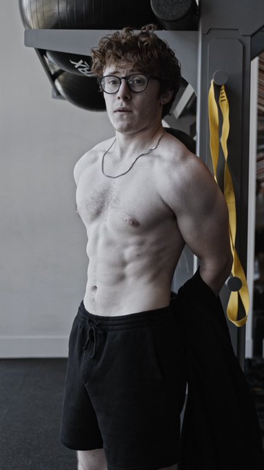 1 pic. Gym? https://t.co/FznahFjXqq