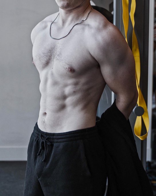 2 pic. Gym? https://t.co/FznahFjXqq