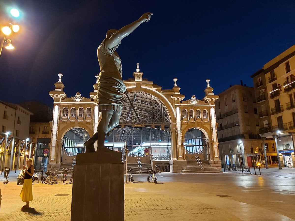 Xabi196420's tweet photo. "Luzca el sol o esté negro el cielo, siempre seguiremos adelante".

André Breton

#BoaNoitiña #Zaragoza #MercadoCentral #CaesarAugustus https://t.co/pnDnqWplql