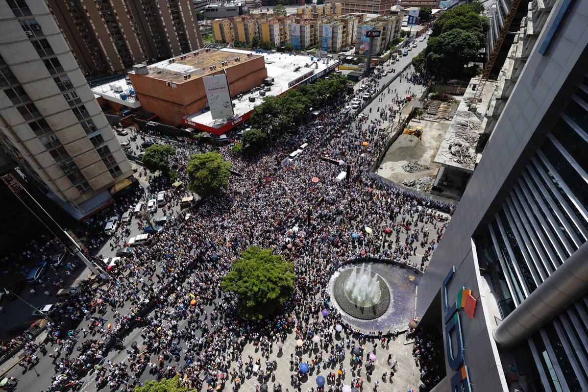 Esta foto no es del SEBIN ni de <a href="/dcabellor/">Diosdado Cabello R</a> ni del mazo. Esta foto es de Miguel Gutiérrez de la agencia EFE. María Corina no tiene calle, no tiene gente, aún así intenta imponer su berrinche, intenta llevar el país al abismo, está perdida, es hora que negocie su salida del país.