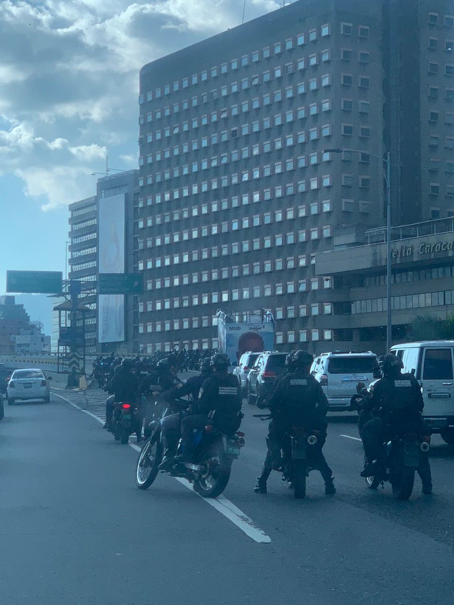 AlertaMundoNews's tweet photo. 🇻🇪 | URGENTE | Terrorismo de estado en Venezuela: Así secuestró el régimen de Maduro el camión que utilizó hoy María Corina Machado en la concentración opositora. 

¡DIFUNDIR! https://t.co/kW1NZqOjvO