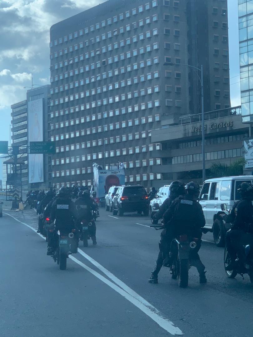 AlertaMundoNews's tweet photo. 🇻🇪 | URGENTE | Terrorismo de estado en Venezuela: Así secuestró el régimen de Maduro el camión que utilizó hoy María Corina Machado en la concentración opositora. 

¡DIFUNDIR! https://t.co/kW1NZqOjvO