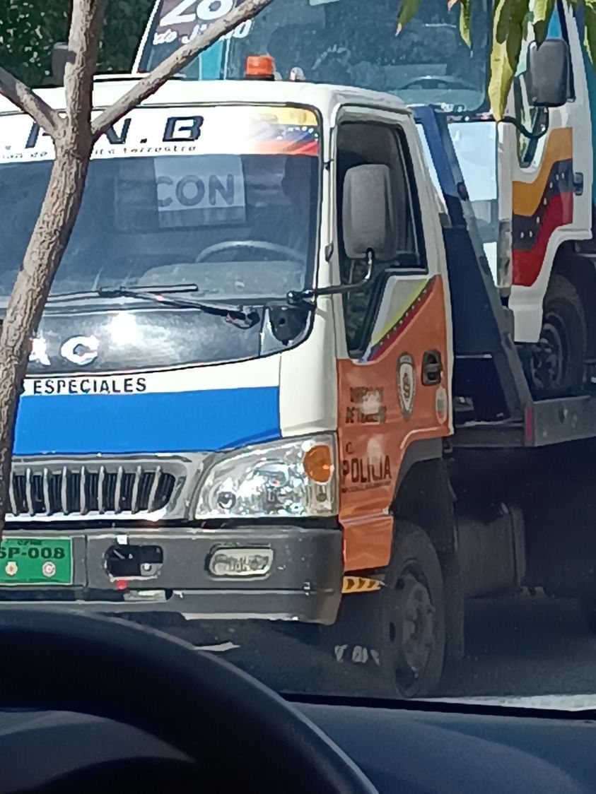 FedericoBlackB's tweet photo. Aunque ud. no lo crea.

La Policía Nacional Bolivariana se llevó el camión donde estuvo hoy Maria Corina Machado en la pro esta de Caracas. https://t.co/1XsXvVuBHH
