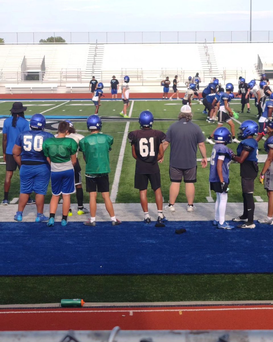 DrPenK's tweet image. It's getting real? Attended the Blue &amp;amp; White event last evening, for the record,  "They" are ready! Football players were making big plays and the cheerleaders executed moves. Thank you staff, parents, and community for your show our support. @RaytownSchools @RaytownHigh