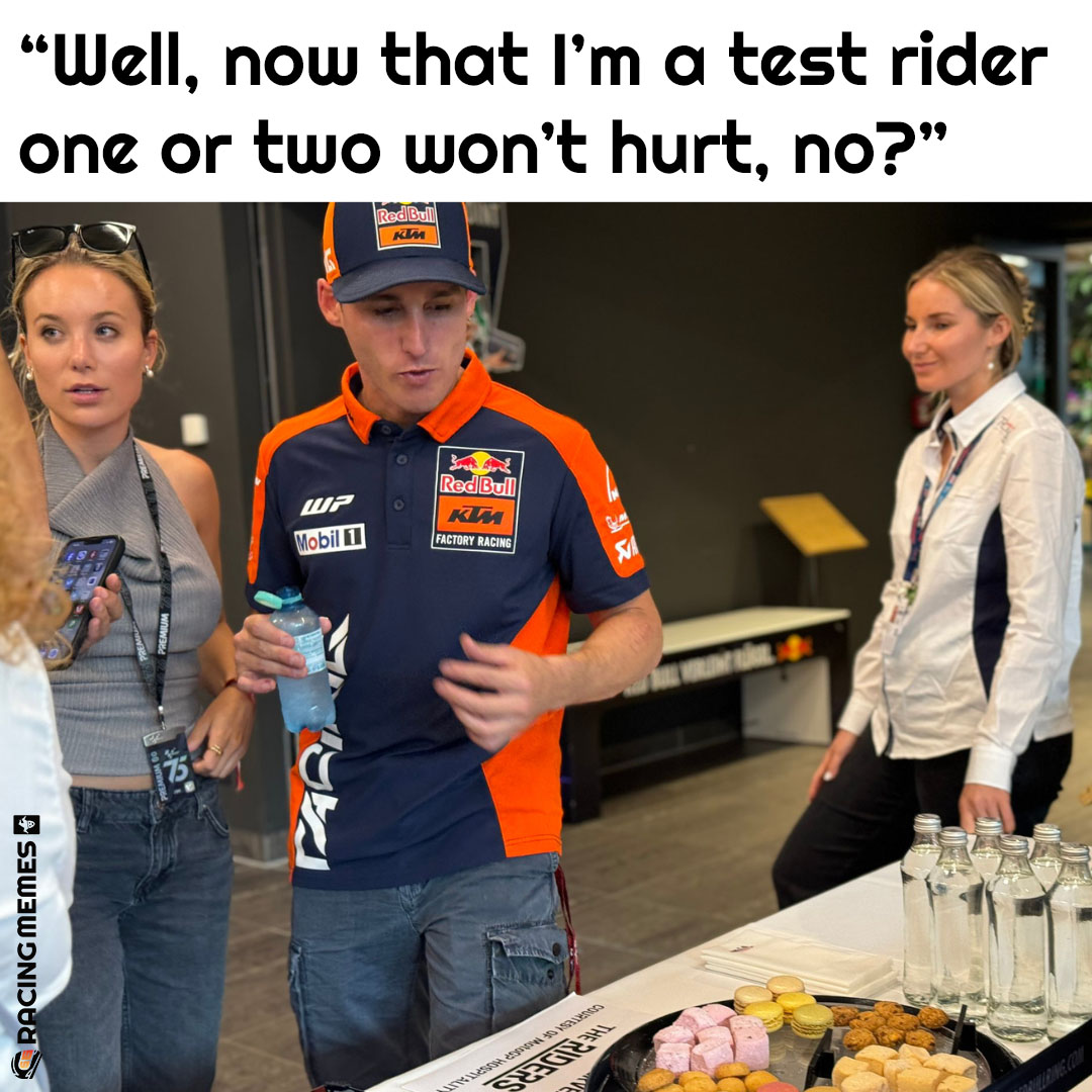 racingmemes56's tweet photo. #AustrianGP Sprint: Victory for Francesco Bagnaia, P9 and some snacks for Pol Espargaró
Photo: @denkmit
#Spielberg2024
#TissotSprint
#MotoGP2024
#MotoGP
@polespargaro
@KTM_Racing
@MotoGP
#PolEspargaro
#Espargaro
#PE44
#RedBullKTMFactoryRacing
#KTM
#RacingMemes
#RacingMemes56 https://t.co/qX5Nyz95Qe