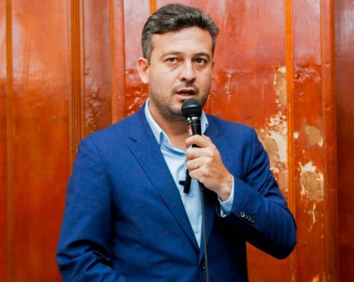 QpasoCarabobo's tweet photo. 🚨🚨🚨Momento en el que sujetos armados bajan de la camioneta y se llevan detenido al Diputado al Consejo Legisla del Estado Carabobo, Carlos Molina, luego de salir de la concentración en Valencia. #17Ag https://t.co/wZI4hDTld4