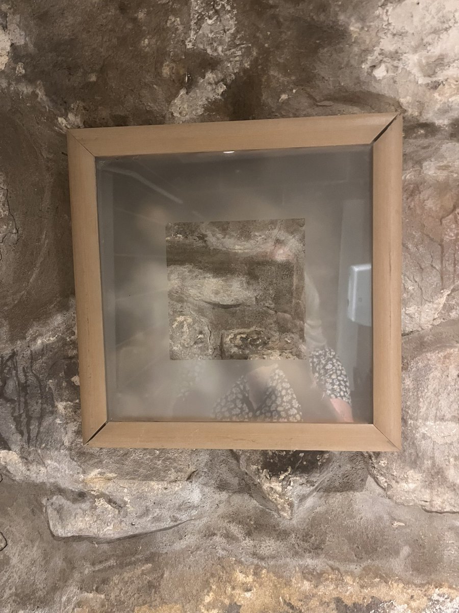 This is a funny one.
Someone has lifted the picture from this frame.
A step up from cutlery and pepper mills 😳