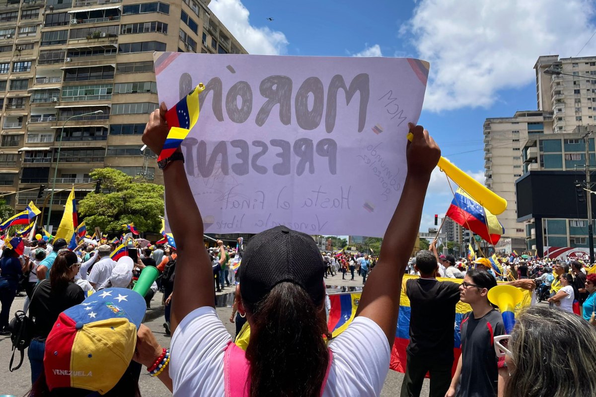 el_carabobeno's tweet photo. Con actas en mano, carabobeños se sumaron a la gran protesta mundial https://t.co/UsettPR2vT https://t.co/zI0DadVh2o