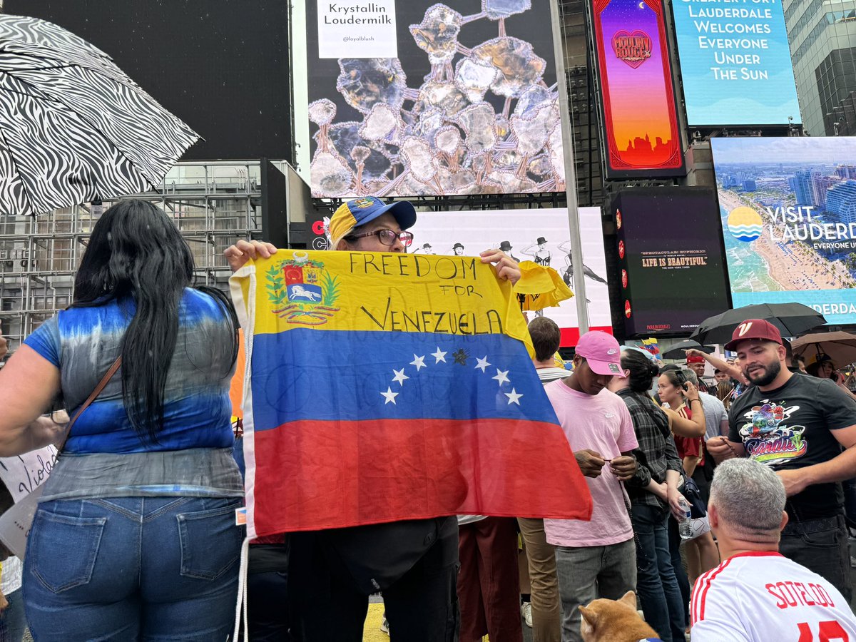 monroydouglas's tweet photo. Venezuela protesta en Times Square en New York, 17 de agosto 2024. #ProtestaMundial #17Agosto #Venezuela #venezuelalibre #NewYork #VenezuelaLibredeDictadura #HastaElFinal2024 #MariaCorinaMachado #EdmundoPredidenteDeVenezuela #EdmundoPresidenteElecto https://t.co/iArWswlZt4