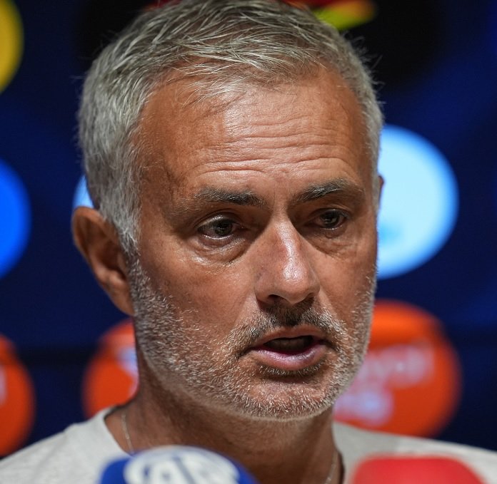 Jose Mourinho: "Benim Türk futboluna adapte olmam gerekiyor. Oyuncularımın da zaman geçirmesi gerekiyor. Yerde yatmaları gerekiyor. Sakatlık taklidi yapmaları gerekiyor. Tıpkı diğer herkesin yaptığı gibi."