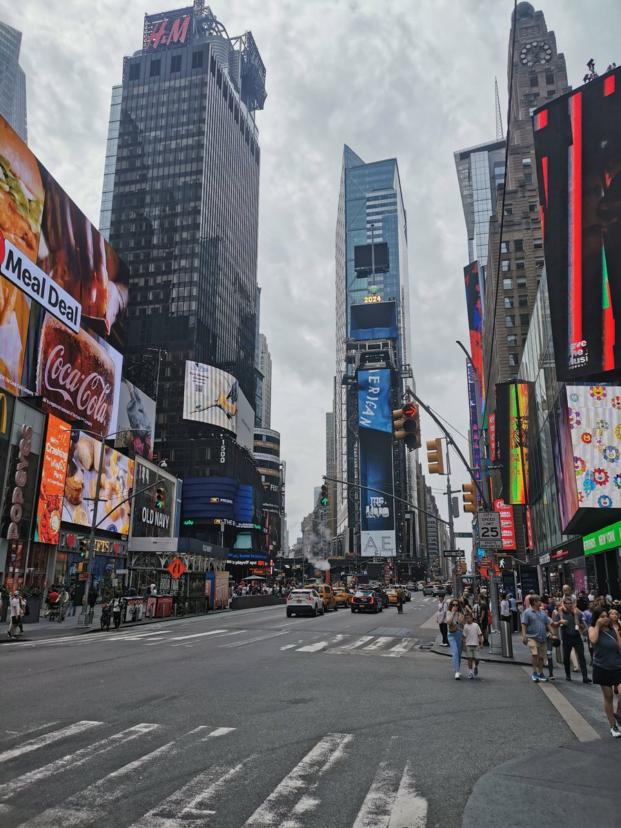 CazMair's tweet photo. Hello NYC https://t.co/6PY8vXuEik