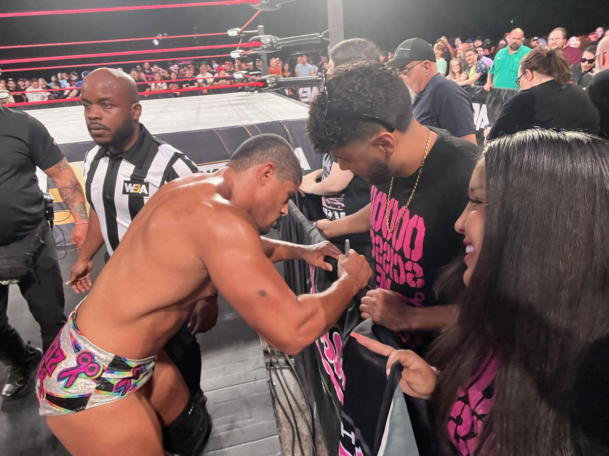 brandyalexiz's tweet image. @Bowens_Official signed our acclaimed flag once again!! appreciate you ✂️ ✂️✂️✂️ #scissorking