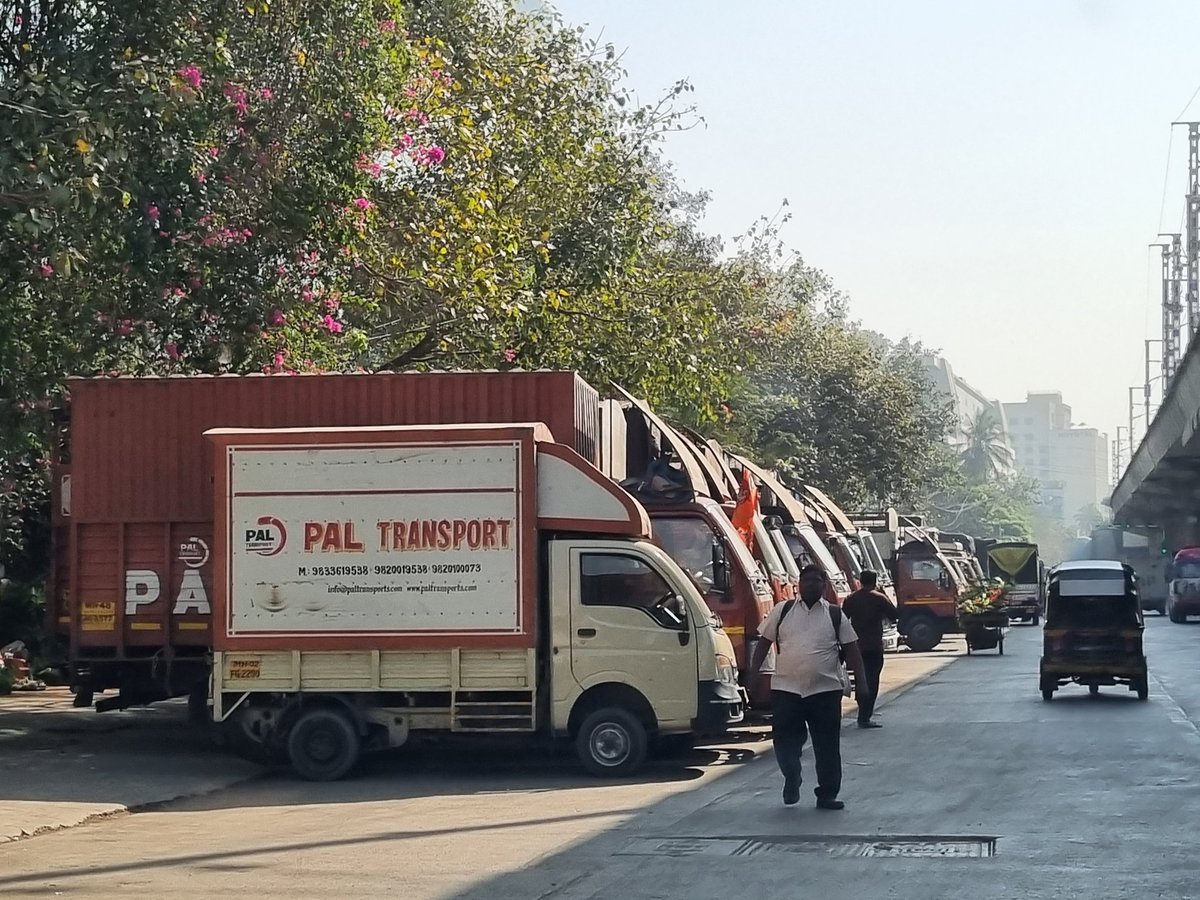 godfrey_pimenta's tweet photo. @CMOMaharashtra No action taken by Airport Traffic Division against illegal parking on Andheri Kurla Road https://t.co/4CmHuoWcfl