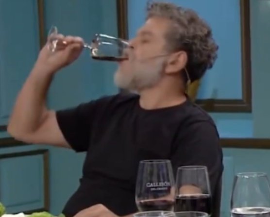 stanleybostero's tweet photo. 🔴 Lo de Alfredo Casero en la mesa de Mirtha hoy fue historia de la televisión. Se enfrentó a todo el periodismo pautero y les dijo lo que todos pensamos.

Tenés que cerrar la totalidad de los estadios. https://t.co/Jg0IiG32ty
