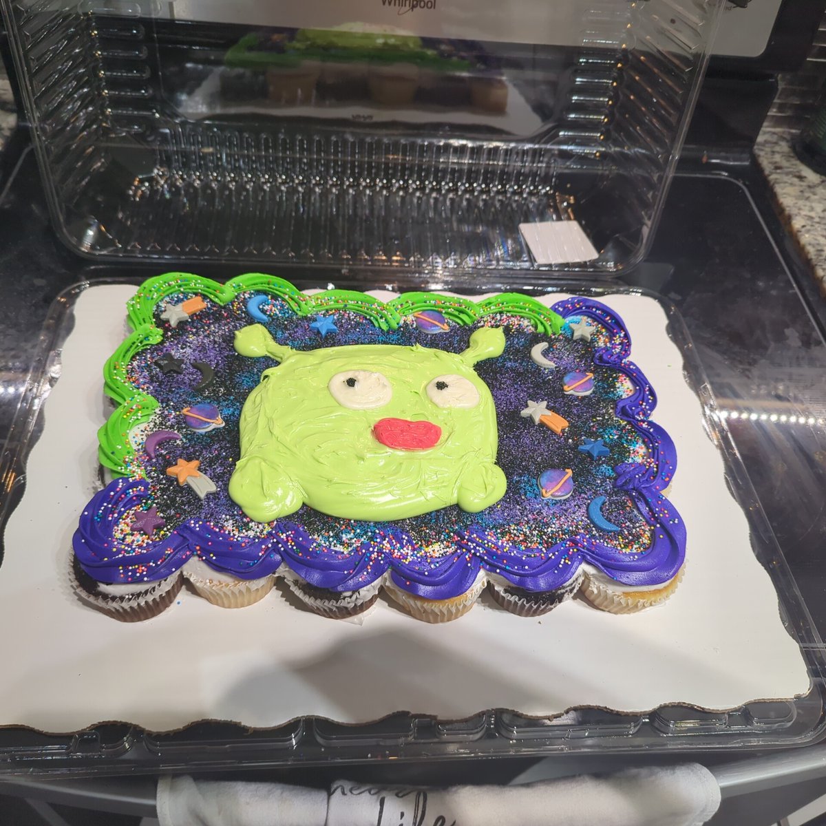 When your kid wants a moon cake birthday cake but the party is tomorrow. 🤣 I did my best, sorry mooncake.