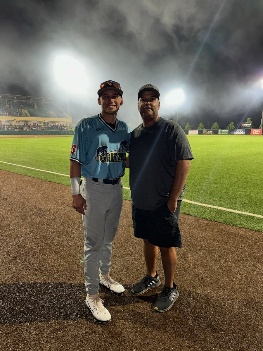 As good as it gets. 
Two absolute studs. 
Victor Castillo and Bobby Sparks in Crestwood, Illinois after Gateway's 5-0 win over Windy City. 
Victor was 3-5 with a run scored, 3 rbi's, 2 doubles and 2 stolen bases.