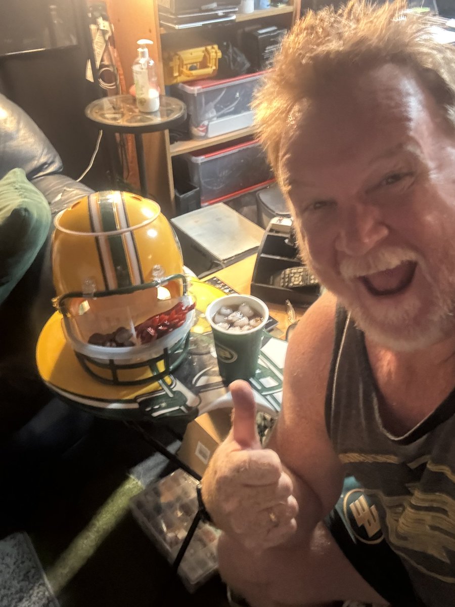EskimosForever's tweet photo. Game Time Baby👍 Let’s go  Get that 3rd Win Baby!!!! #Esks #gamedaybaby1 #EE #cflgameday #OurTeamOurCity #GoElks #CFL https://t.co/GXxaAEptRg