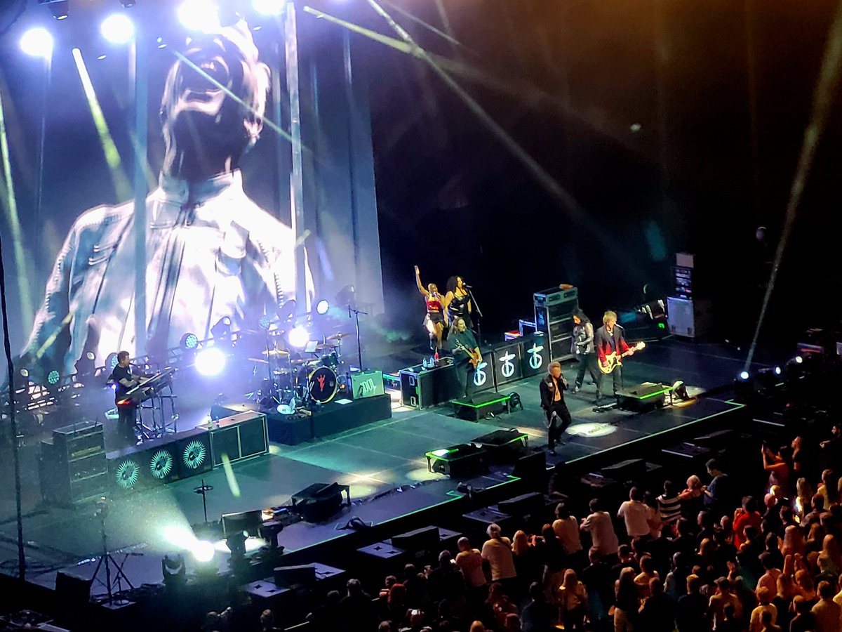 jonathanperron3's tweet photo. Awesome performance from the Legendary #BillyIdol last night in #Montréal at the #BellCenter! 🤘🤘 https://t.co/wVQk7ivxOi