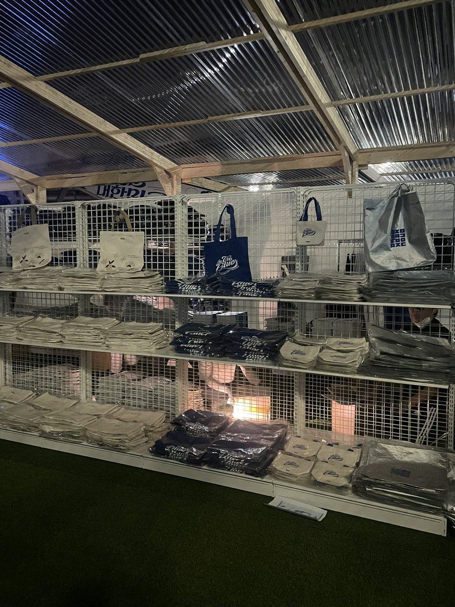 굿즈 물량 채웠습니다😀

DJ party 티셔츠 물량 300장 보다 더 많이 준비 되어있습니다💙 다양한 상품이 준비되어 있으니 걱정말고 놀러오세요🙌