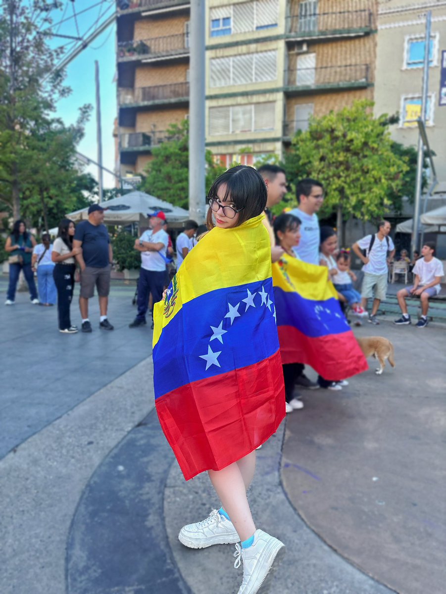 MiauSary's tweet photo. Holis, les vengo a dejar una fotito con la bandera de mi país que ahora es de todos también 🫶

#17Agosto #venezuelalibre #VenezuelaLibredeDictadura #sarymiau https://t.co/x6KeCYPDWd