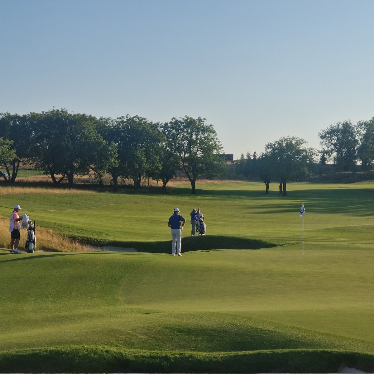 Po konci olympiády bylo potřeba nějak zahnat ten sportovní absťák 🙌

1️⃣ Impozantní Red Bull Showrun 🏎
2️⃣ Nejmilejší <a href="/slaviaofficial/">SK Slavia Praha</a> 🔴⚪️
3️⃣ Premiéra na #CzechMasters ⛳️