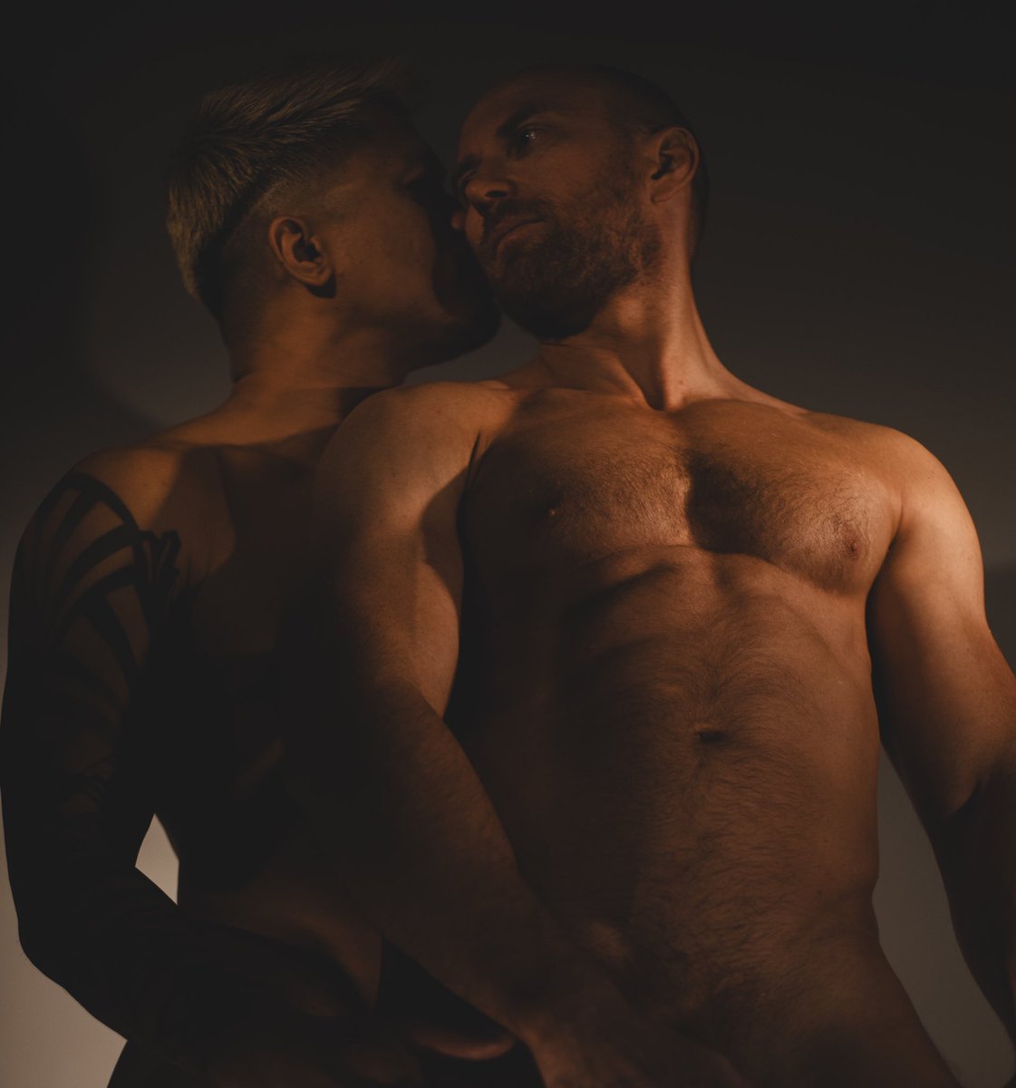 _VectorStudios's tweet photo. First couples shoot in the studio! 
Who wants to be next?

#vectorstudios #sydneyphotography #boudoirstudio #malenude #leatherboy #gaymodels #maleboudoirmodel #maleboudoir #westernsydneyphotographer #westernsydneyphotography https://t.co/SBJBRsWw27