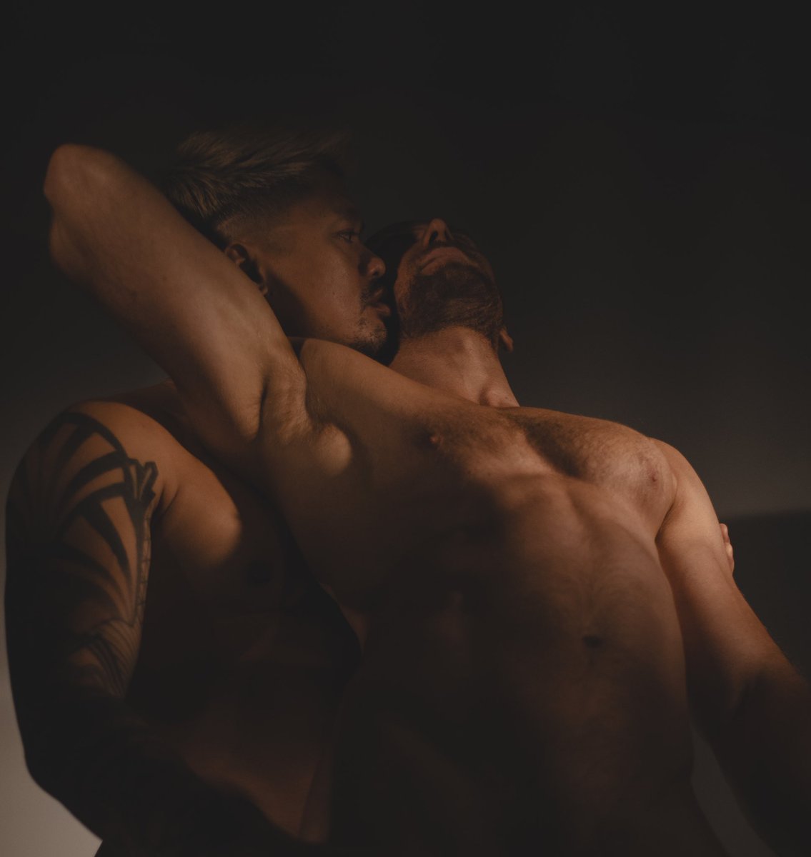 _VectorStudios's tweet photo. First couples shoot in the studio! 
Who wants to be next?

#vectorstudios #sydneyphotography #boudoirstudio #malenude #leatherboy #gaymodels #maleboudoirmodel #maleboudoir #westernsydneyphotographer #westernsydneyphotography https://t.co/SBJBRsWw27