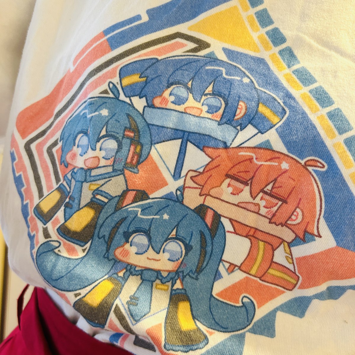 初音ミク ,カイト(ボーカロイド) 「今日はのんびりする日だから自分の絵のTシャツを着ます 」|皐月うさぎのイラスト