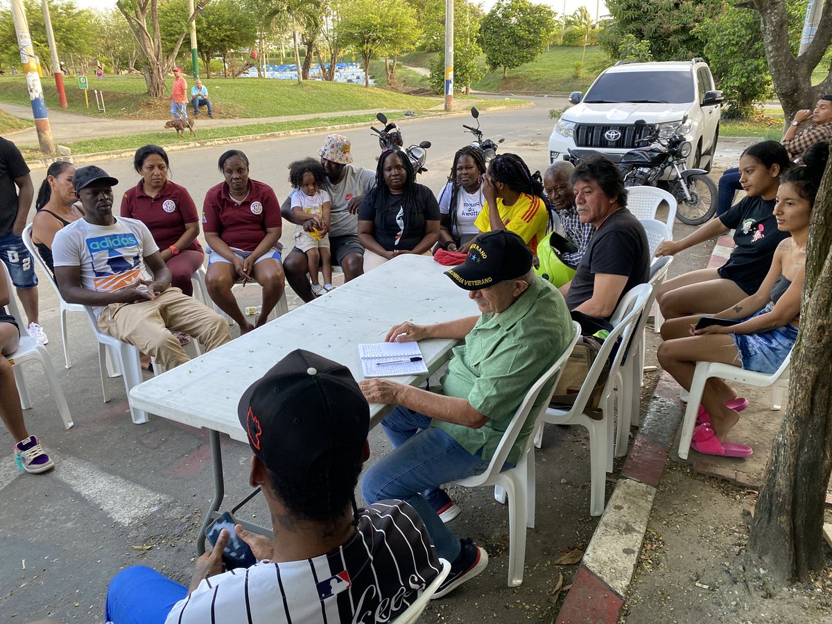 GildardoSilvaPH's tweet photo. #DesdeElTerritorio📍

Nos encontramos en #LlanoVerde, escuchando a líderes y habitantes del barrio hablar de sus necesidades, de sus sueños, de las capacidades transformadoras que tienen sus jóvenes y de las posibilidades concretas que este gobierno ofrece para avanzar y cambiar. https://t.co/hVRVlZZzM6