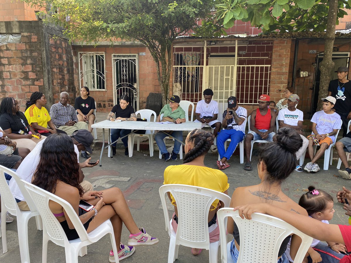 GildardoSilvaPH's tweet photo. #DesdeElTerritorio📍

Nos encontramos en #LlanoVerde, escuchando a líderes y habitantes del barrio hablar de sus necesidades, de sus sueños, de las capacidades transformadoras que tienen sus jóvenes y de las posibilidades concretas que este gobierno ofrece para avanzar y cambiar. https://t.co/hVRVlZZzM6