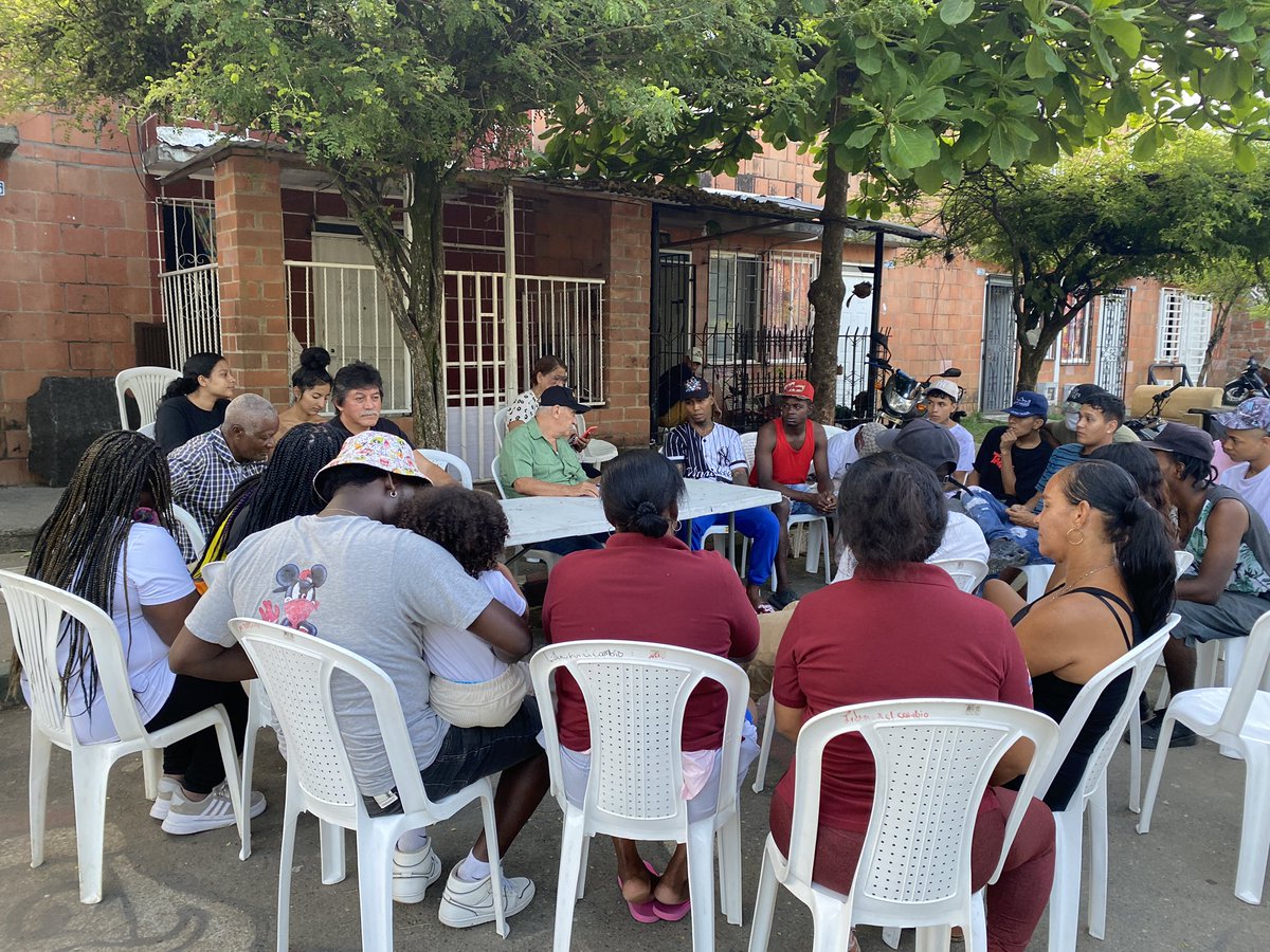 GildardoSilvaPH's tweet photo. #DesdeElTerritorio📍

Nos encontramos en #LlanoVerde, escuchando a líderes y habitantes del barrio hablar de sus necesidades, de sus sueños, de las capacidades transformadoras que tienen sus jóvenes y de las posibilidades concretas que este gobierno ofrece para avanzar y cambiar. https://t.co/hVRVlZZzM6