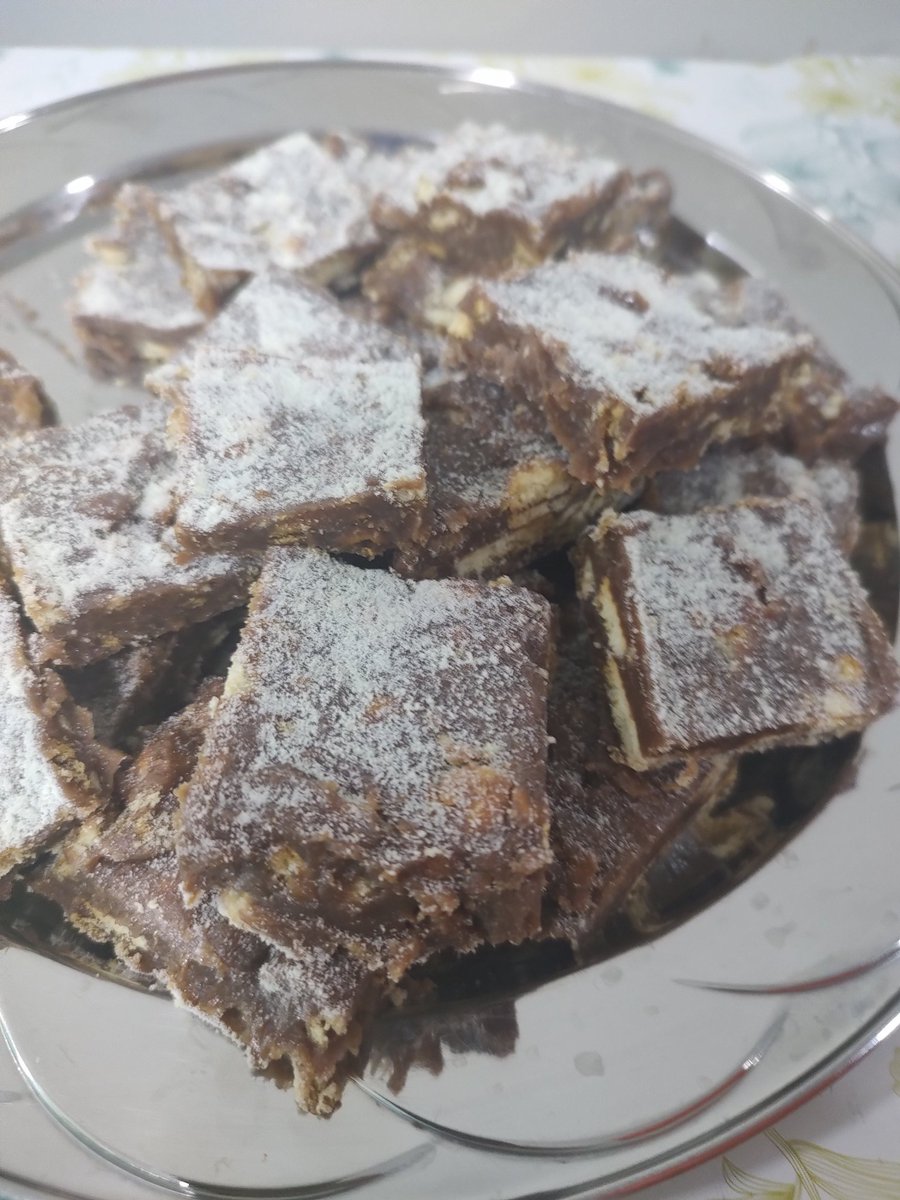 Sobremesa de hoje é palha italiana 😋

Tava com medo de dar errado pq fiz com a receita das vozes da minha cabeça, deixei num ponto aleatório, mas no final funcionou✌🏻