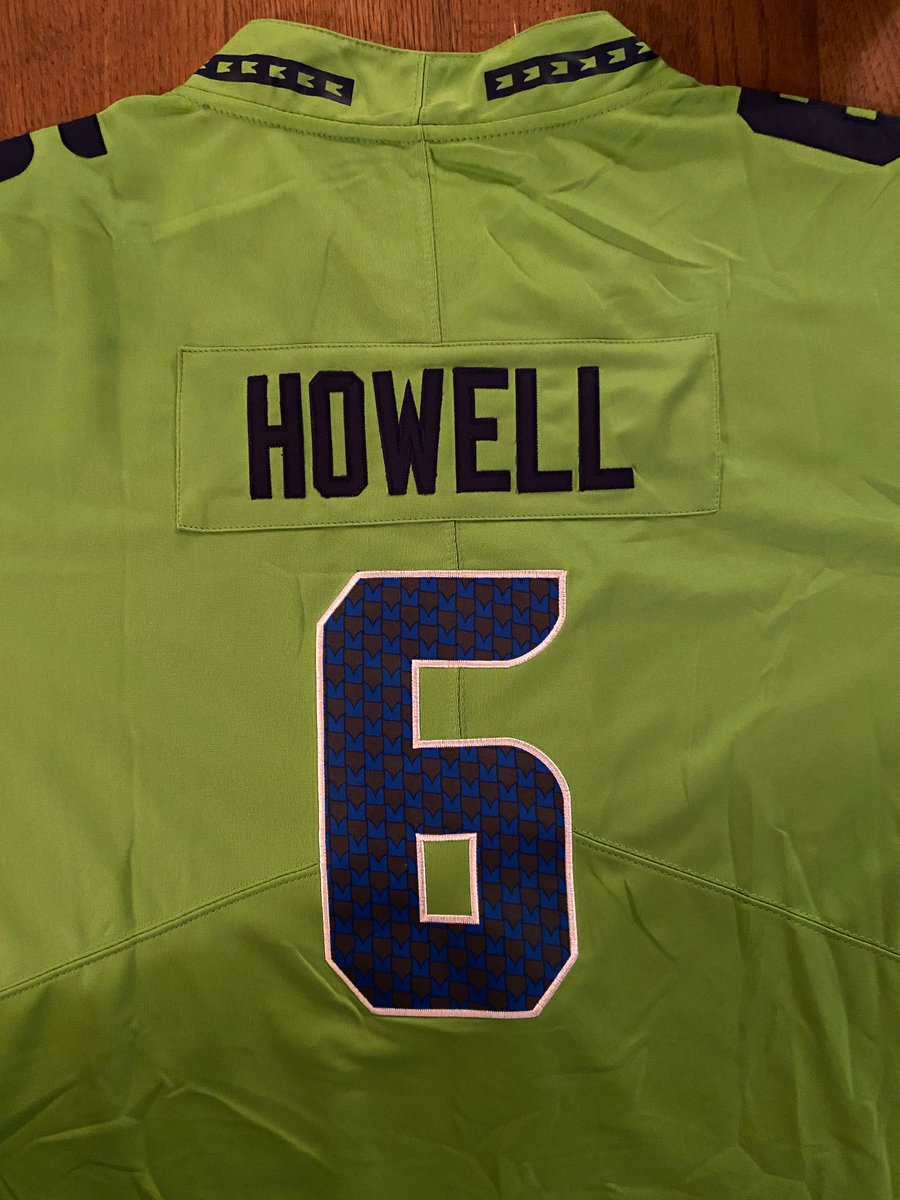 ClaxtonOkajima's tweet photo. Seahawks!! Titans!! I have a lot of respect for #Titans Two young QB who I was high on, coming out of college #WillLevis #SamHowell Let's have a good game! Hi to the fine people of #Nashville #MusicCity ! #Seahawks #SEAvsTEN https://t.co/BFBBOqscyh