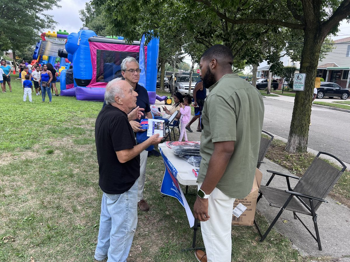 Doing my part to give back to my community at the 7th Annual Neighborhood Fun Day in Rosedale, Queens. Giving away book-bags to kids getting ready for the upcoming school year. It takes a village. #NewYorkDeservesMoore!