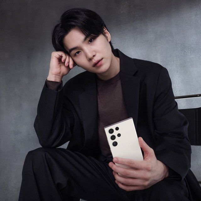 Guees_My_Name's tweet photo. Being iPhone user I will easily live without Samsung, but not without Suga. And many people will agree with me.
No Suga = No Samsung.
#SUGA #SugaStays #IStandBehind #NoSugaNoSamsung https://t.co/vv40sO4Ami