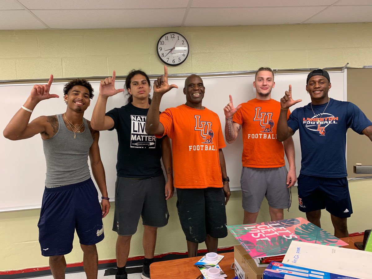 Oklahoma Local Sports Network (@oklahomalocalsn) on Twitter photo Our prayers go out to the entire Mason family, Langston University, and the <a href="/LUBoysFootball/">Langston Lions FB</a> program ๐ข
R.I.P. Coach Darryl Mason ๐๐ผ Our prayers go out to the entire Mason family, Langston University, and the <a href="/LUBoysFootball/">Langston Lions FB</a> program ๐ข
R.I.P. Coach Darryl Mason ๐๐ผ
