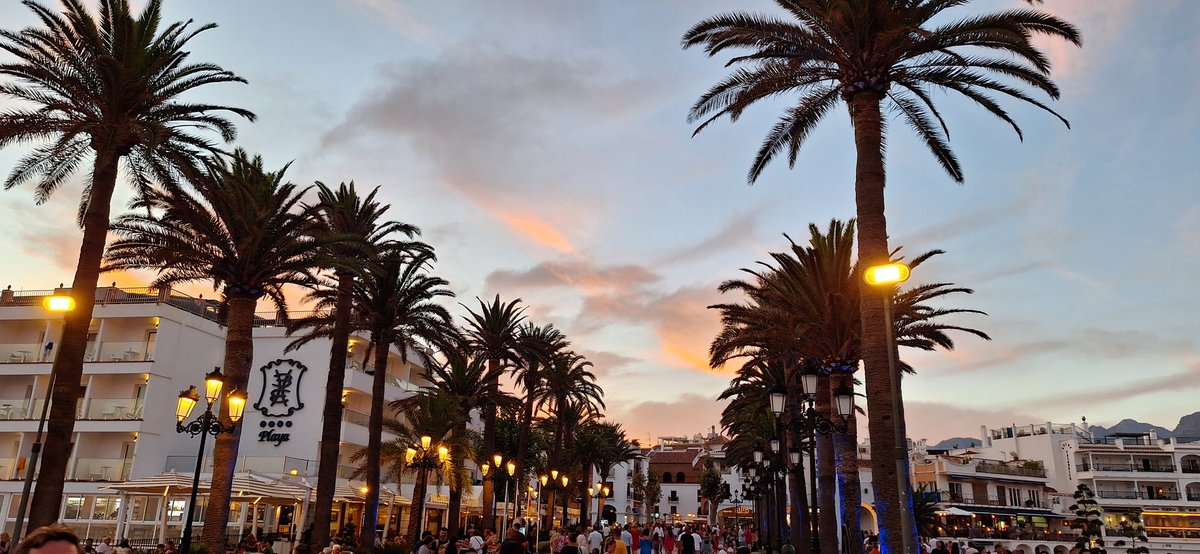 manolcan's tweet photo. #Fotopostales del atardecer en #Nerja https://t.co/6uMzBJlpkT