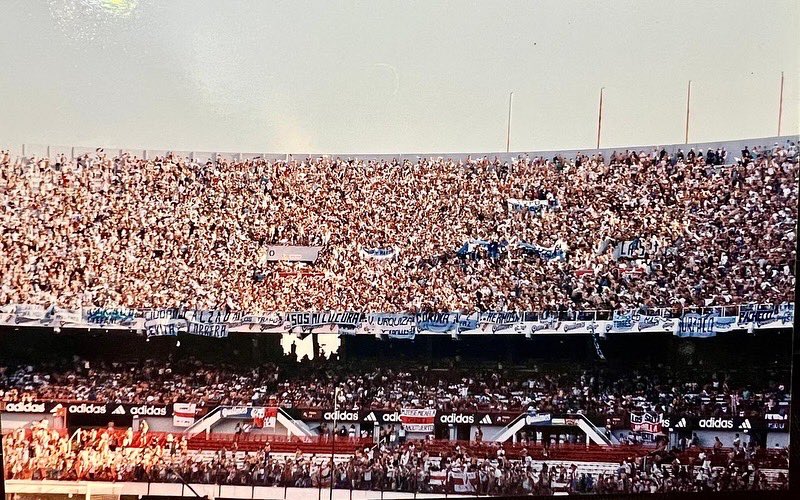 HernandoRC's tweet photo. #INEDITAS
Monumental, el 28 de noviembre de 1999, RiverPlate 1-0 Racing
por la fecha 16 del Torneo Apertura
El día que Los Super Ratones y su mánager Lisandro llevaron a Damon Albarn a ver a Racing
Nota:
https://t.co/MTCqMVUSqU
Gracias @ruizaslisandro por el material https://t.co/ijBKuiMGhc