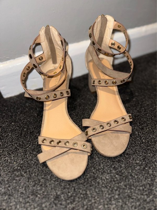 shanonmayx's tweet photo. Get the Peacocks Sandals I’m selling on @VintedUK. Size 7 for £3.00! https://t.co/08UMOlqsFO https://t.co/UEiQblL9m3