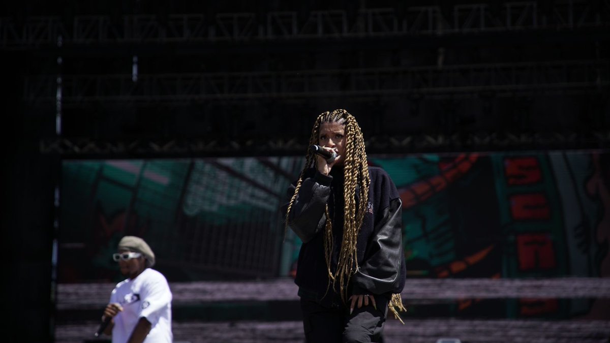 Bogota_Turismo's tweet photo. El hip hop nacido en las calles de #NuevaYork🇺🇸 ha viajado por el mundo para convertirse en un lenguaje universal que une culturas🌎

En #HipHopAlParque celebramos junto a 12 artistas nacionales e internacionales esta rica diversidad, donde cada ritmo y rima cuentan historias🎤🎶 https://t.co/lEpgTu9V6a